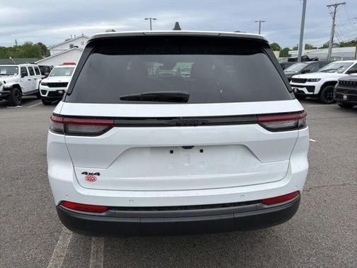 Bright White Clearcoat 2026 Jeep Grand Cherokee Laredo