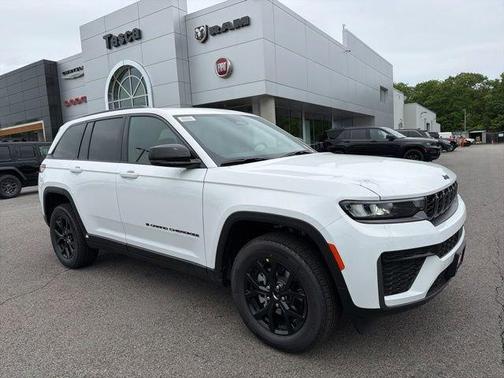 Bright White Clearcoat 2026 Jeep Grand Cherokee Laredo