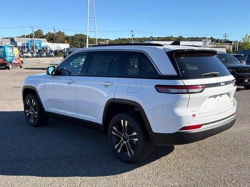 Bright White Clearcoat 2027 Jeep Grand Cherokee Limited