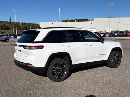 Bright White Clearcoat 2027 Jeep Grand Cherokee Limited