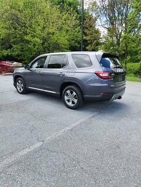 Modern Steel Metallic 2024 Honda Pilot
