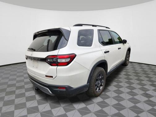 Platinum White Pearl 2024 Honda Pilot TrailSport