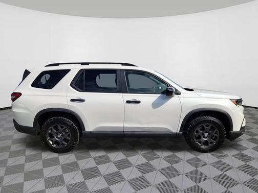 Platinum White Pearl 2024 Honda Pilot TrailSport