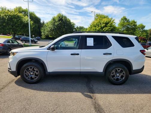 Platinum White Pearl 2024 Honda Pilot TrailSport