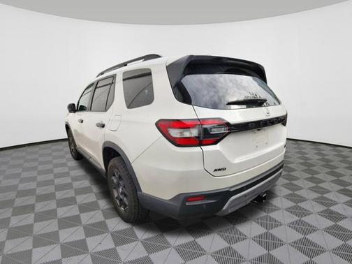 Platinum White Pearl 2024 Honda Pilot TrailSport