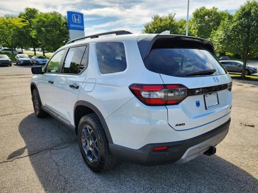 Platinum White Pearl 2024 Honda Pilot TrailSport