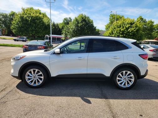Star White Metallic Tri Coat 2022 Ford Escape Titanium