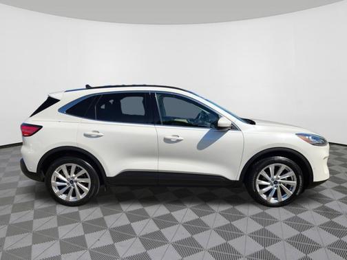 Star White Metallic Tri Coat 2022 Ford Escape Titanium