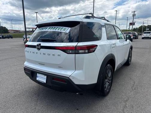 2025 Nissan Pathfinder SV