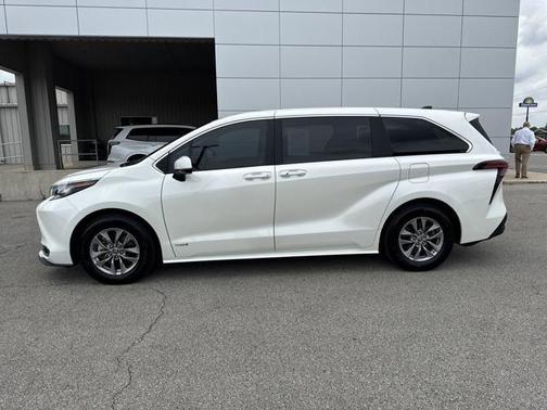 2021 Toyota Sienna XLE 8 Passenger