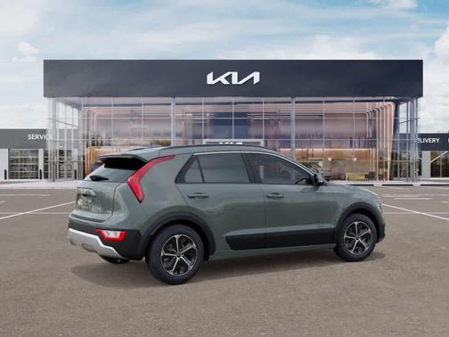 Cityscape Green 2025 Kia Niro EX