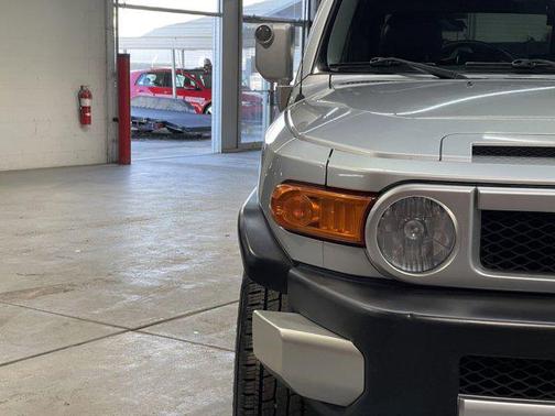 Photo 5 of 34 of 2007 Toyota FJ Cruiser Base
