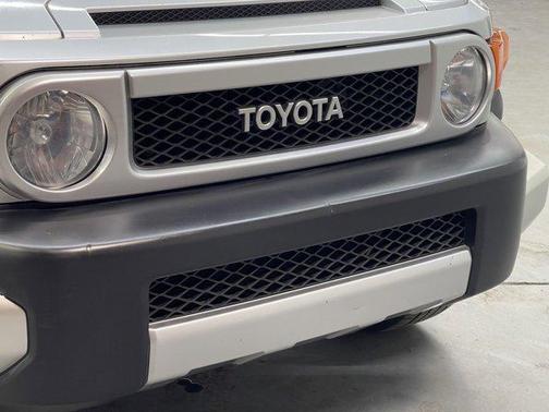 Photo 4 of 34 of 2007 Toyota FJ Cruiser Base