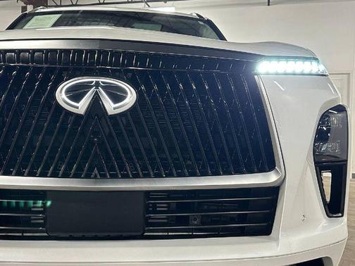 Radiant White 2025 INFINITI QX80 Luxe