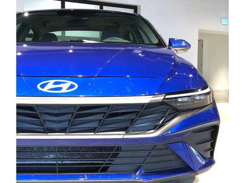 2024 Hyundai ELANTRA SE