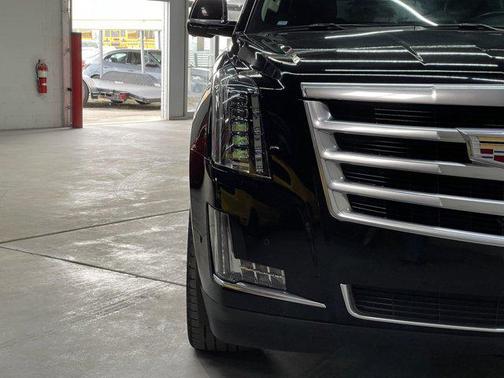 Photo 5 of 46 of 2019 Cadillac Escalade Luxury