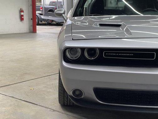 Photo 5 of 36 of 2016 Dodge Challenger R/T