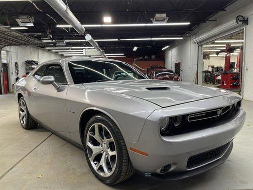 Photo 3 of 36 of 2016 Dodge Challenger R/T