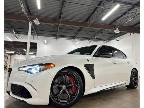 Trofeo White Tri-Coat 2017 Alfa Romeo Giulia Quadrifoglio