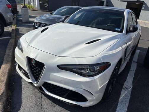 Trofeo White Tri-Coat 2017 Alfa Romeo Giulia Quadrifoglio