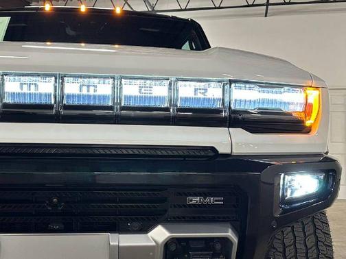 Interstellar White 2025 GMC HUMMER EV Pickup 2X