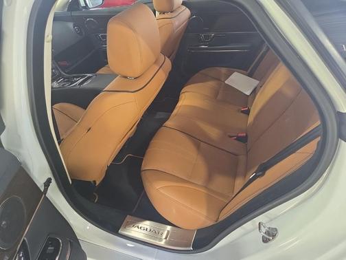 Fuji White 2019 Jaguar XJ R-Sport
