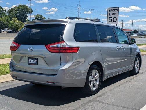 2017 Toyota Sienna LE