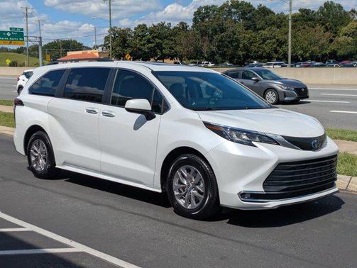 2022 Toyota Sienna XLE 8 Passenger