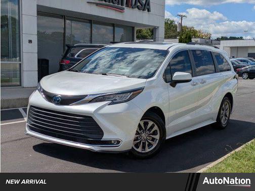 2022 Toyota Sienna XLE 8 Passenger
