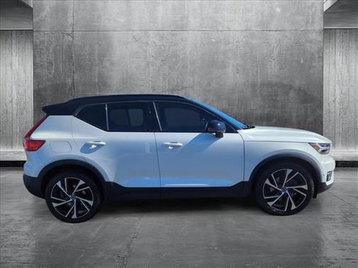 2022 Volvo XC40 T5 R-Design