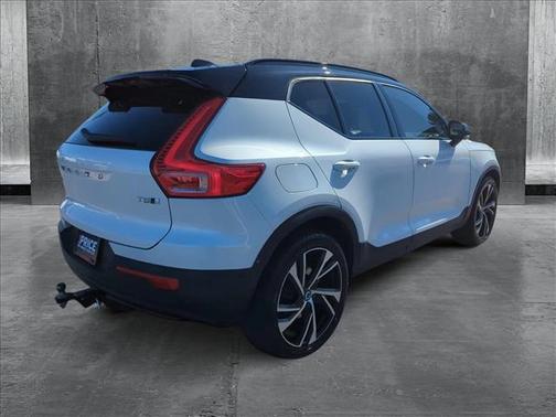 2022 Volvo XC40 T5 R-Design
