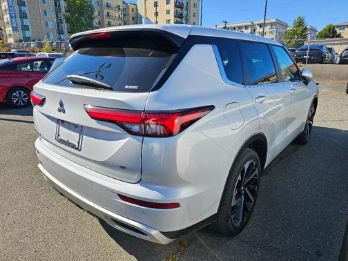 2023 Mitsubishi Outlander SE