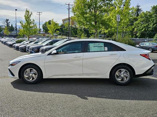 2025 Hyundai ELANTRA SE