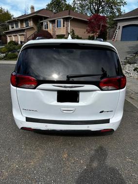 Bright White Clearcoat 2018 Chrysler Pacifica Hybrid Limited