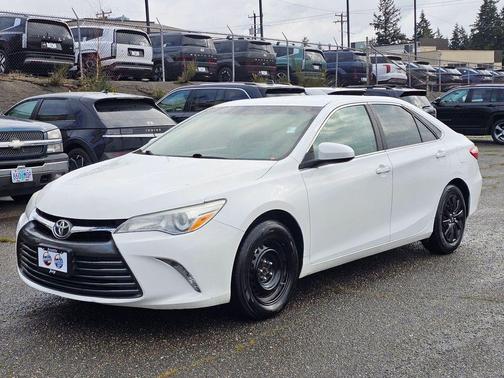 Super White 2016 Toyota Camry LE