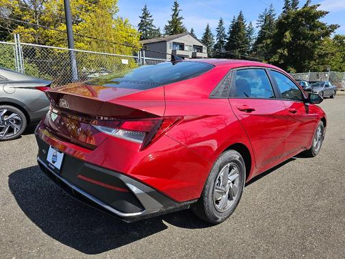 2025 Hyundai ELANTRA SE