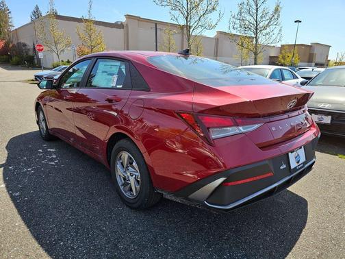 2025 Hyundai ELANTRA SE
