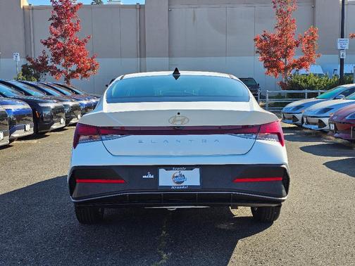 2025 Hyundai ELANTRA SE