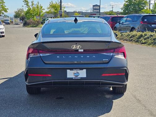2025 Hyundai ELANTRA HEV SEL