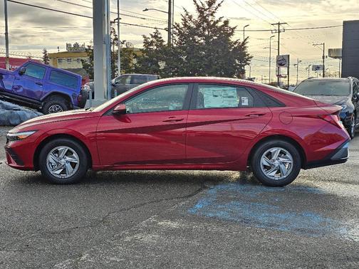 2025 Hyundai ELANTRA SE