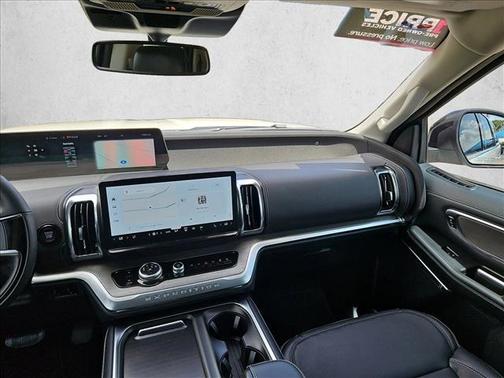 Star White Metallic Tri-Coat 2025 Ford Expedition Max Platinum