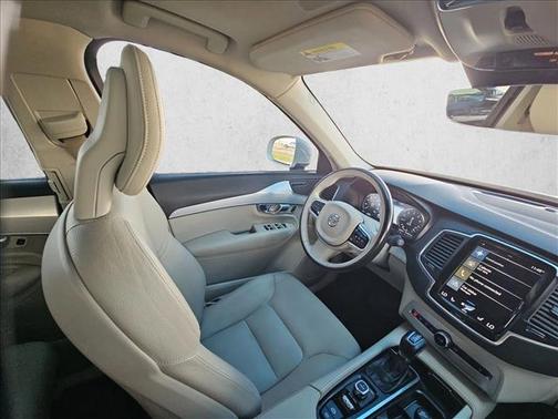Ice White 2017 Volvo XC90 T6 Momentum