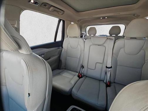 Ice White 2017 Volvo XC90 T6 Momentum
