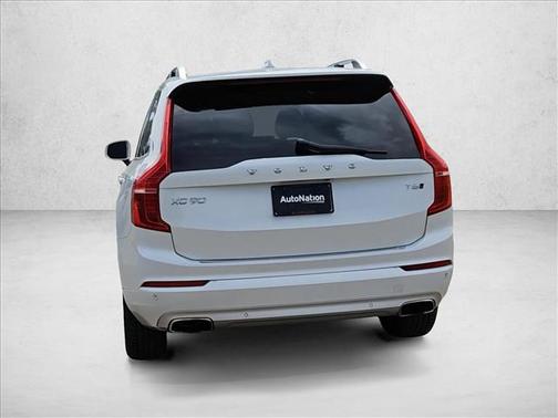 Crystal White Pearl Metallic 2017 Volvo XC90 T6 Momentum
