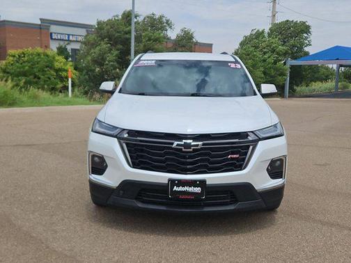 Iridescent Pearl Tricoat 2023 Chevrolet Traverse RS