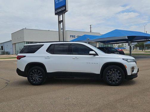 Iridescent Pearl Tricoat 2023 Chevrolet Traverse RS