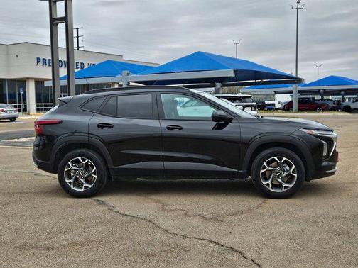 Mosaic Black Metallic 2025 Chevrolet Trax LT