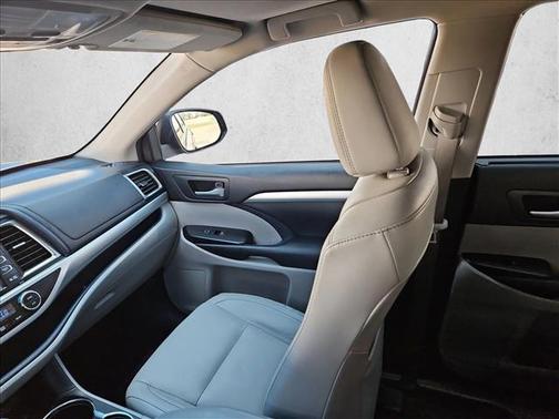 Silver/Gray 2016 Toyota Highlander XLE