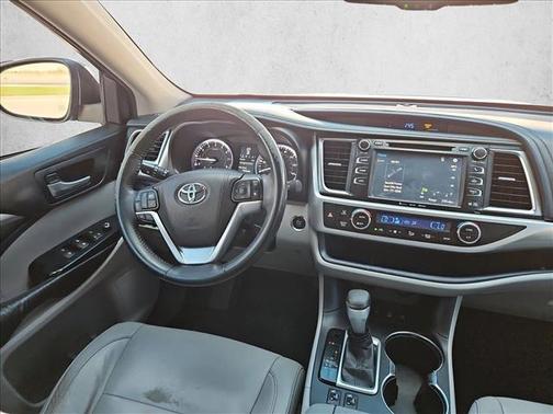 Silver/Gray 2016 Toyota Highlander XLE