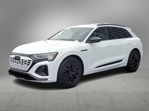 Glacier White Metallic 2024 Audi Q8 e-tron Premium